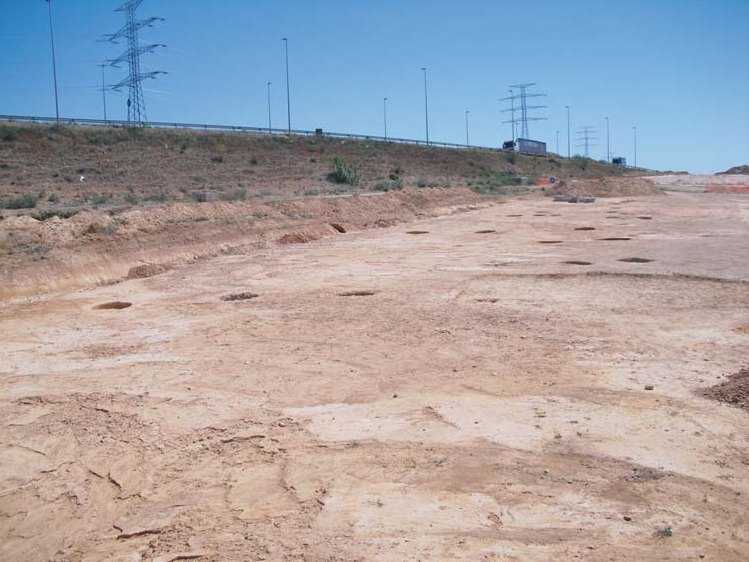 El jaciment de Quatre Pilans I durant l'excavació, amb les sitges marcades al terra