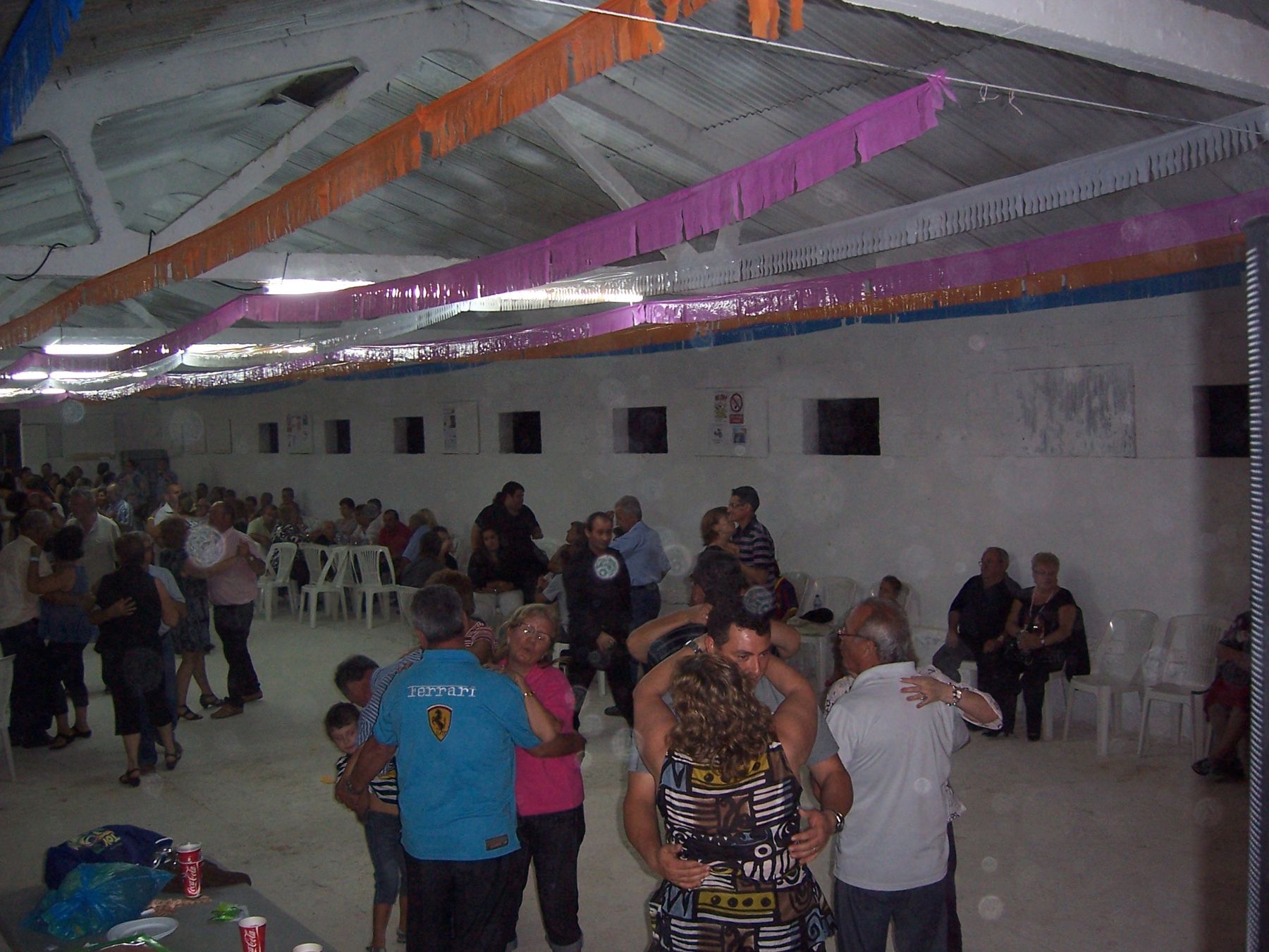 Ball de festa major al local, ple de gent