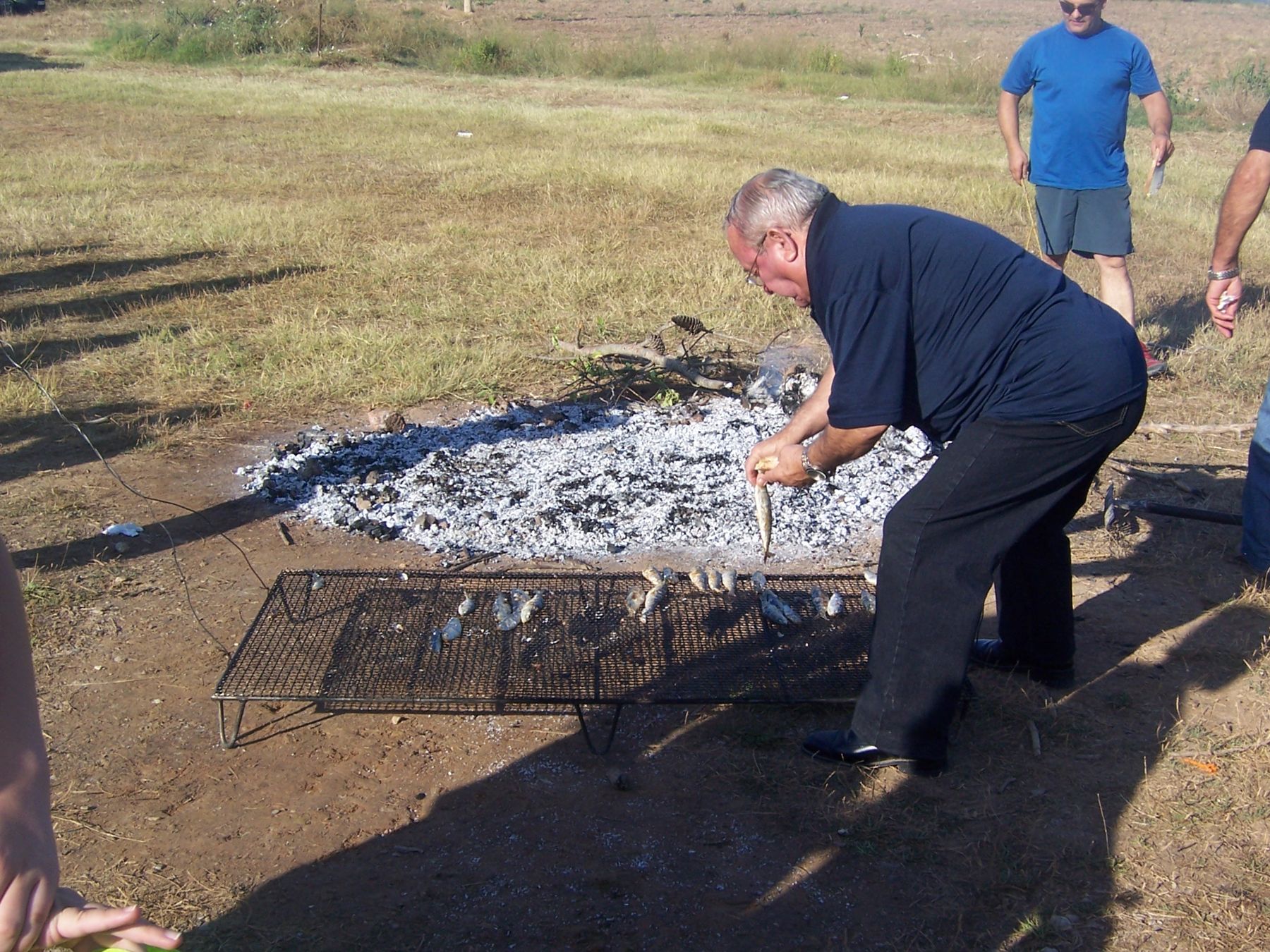 Un veí prepara la brasa per a la graellada