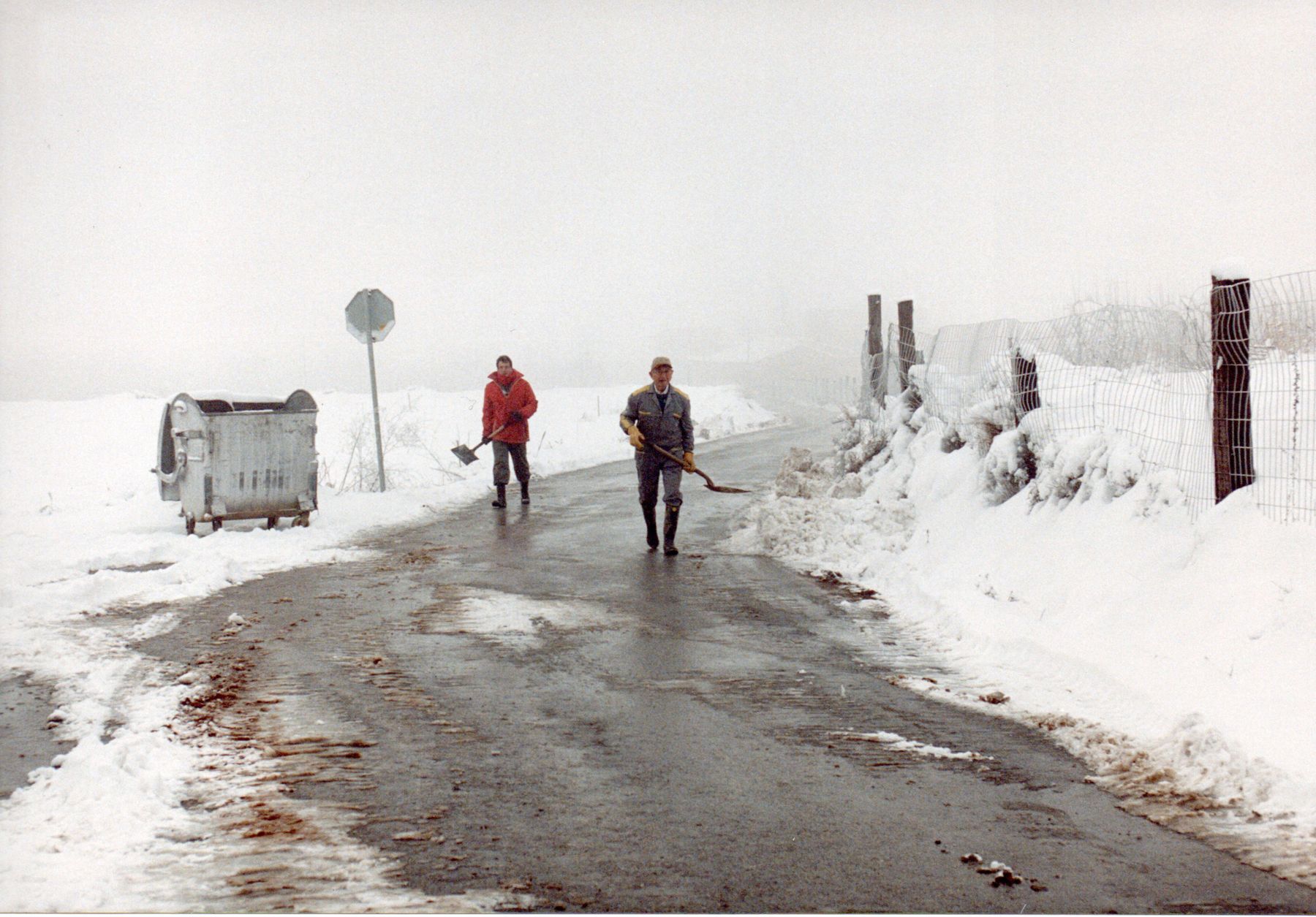 Dues persones caminant per un camí nevat de Quatre Pilans