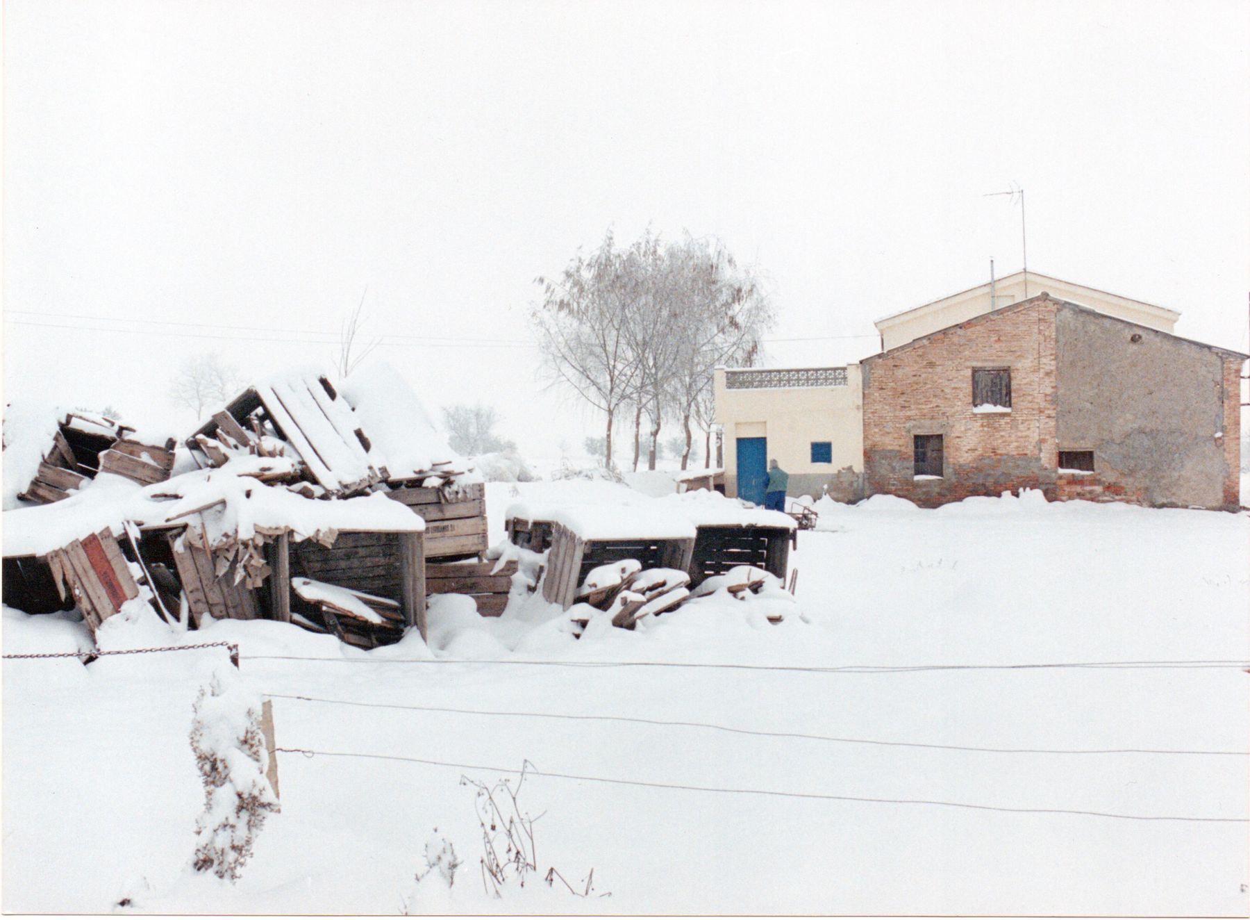 Casa i coberts de Quatre Pilans amb neu