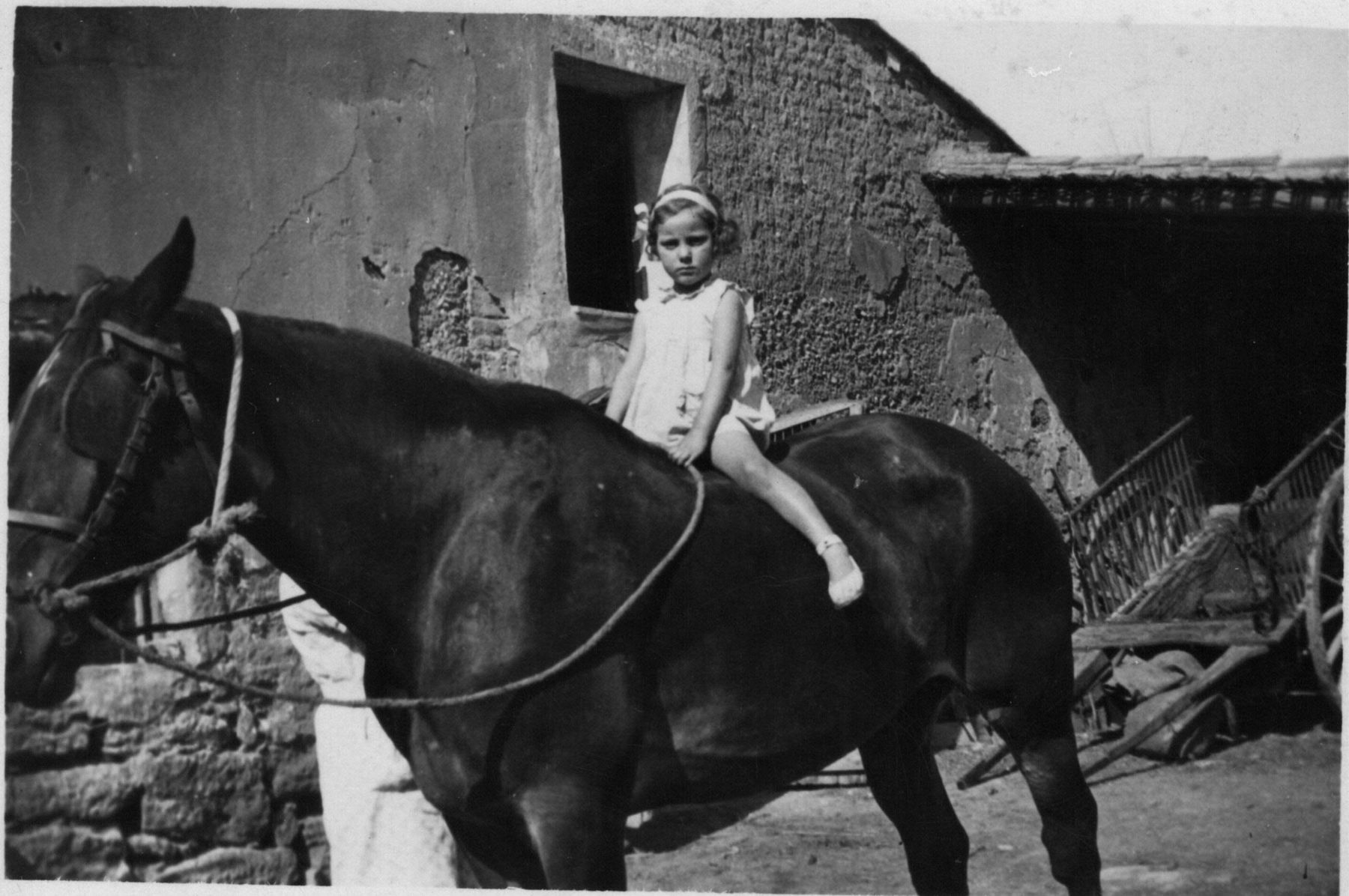 Nena a cavall davant la Torre Serret
